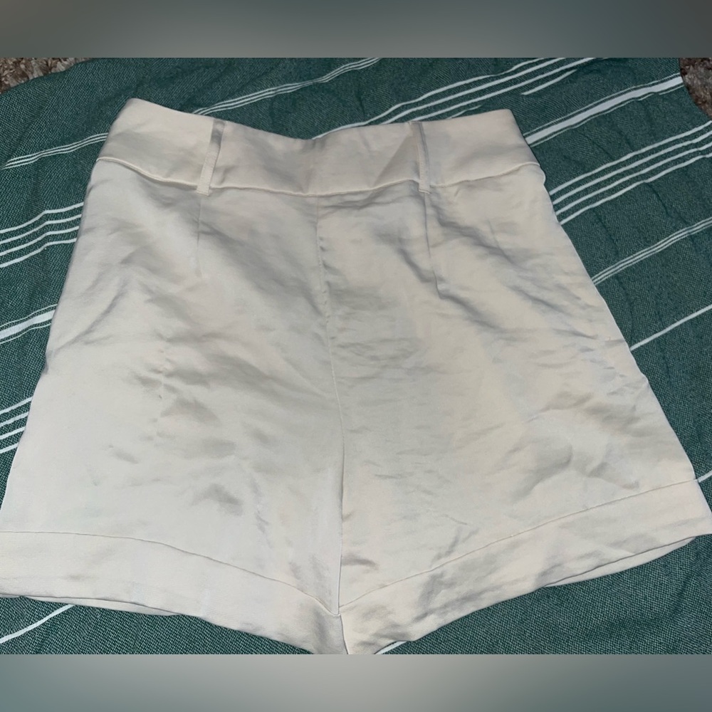 Express Women’s High Rise Shorts NWT.          🌵6